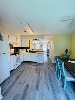 Microwave, oven, stovetop, dishwasher - Family friendly / pet friendly 2-bedroom townhome in North Myrtle Beach (North Myrtle Beach)