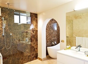 Hair dryer, towels, soap, shampoo - The Suites, Villa Belgravia - Suite 1 - luxury self-contained in central Bendigo (Bendigo)