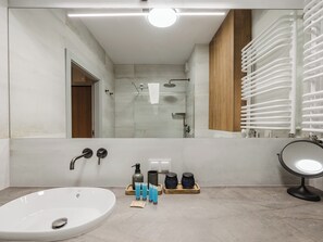 Shower, free toiletries, hair dryer, towels - Jeżyce Boutique Living Apartment (Poznan)