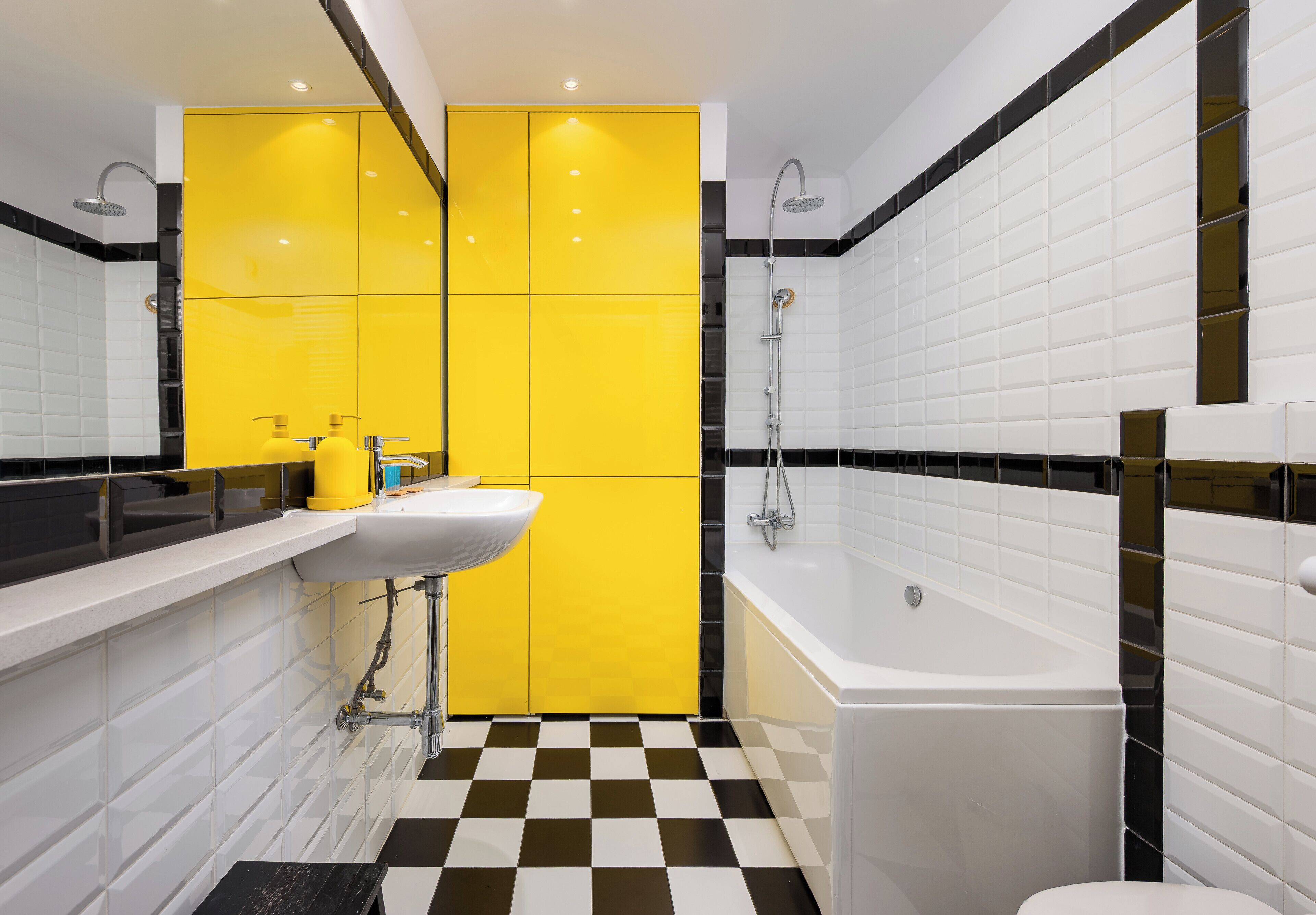 Secador de cabelo, toalhas de banho