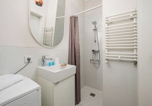 Shower, hair dryer, towels