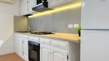 Frigorifero, forno, piano cottura, macchina per tè/caffè