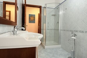 Shower, hair dryer, bidet, towels - [Valentia] Design Apartment (Orosei)