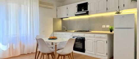 Réfrigérateur, four, plaque de cuisson, cafetière/bouilloire