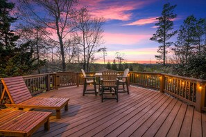 Outdoor dining - Cozy & private 3-bedroom beautiful Mountain View cottage in charming Ellijay (Ellijay)