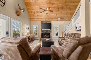 Smart TV, fireplace - Cozy & private 3-bedroom beautiful Mountain View cottage in charming Ellijay (Ellijay)
