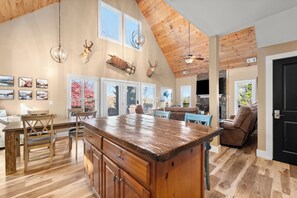 Interior - Cozy & private 3-bedroom beautiful Mountain View cottage in charming Ellijay (Ellijay)