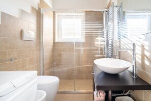 シャワー、ヘアドライヤー、ビデ、タオル