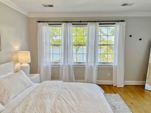 5 bedrooms, desk, iron/ironing board, free WiFi