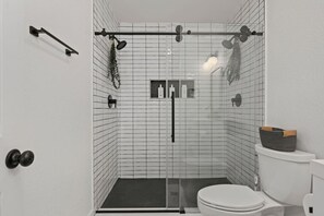 Haartrockner, Handtücher, Seife, Shampoo