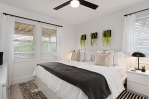 5 slaapkamers, een bureau, een strijkplank/strijkijzer, wifi