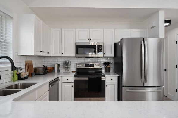 Réfrigérateur, micro-ondes, four, plaque de cuisson