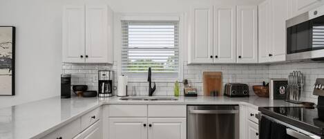 Réfrigérateur, micro-ondes, four, plaque de cuisson