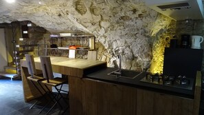 Kühlschrank, Ofen, Geschirrspüler, Wasserkocher mit Kaffee-/Teezubehör