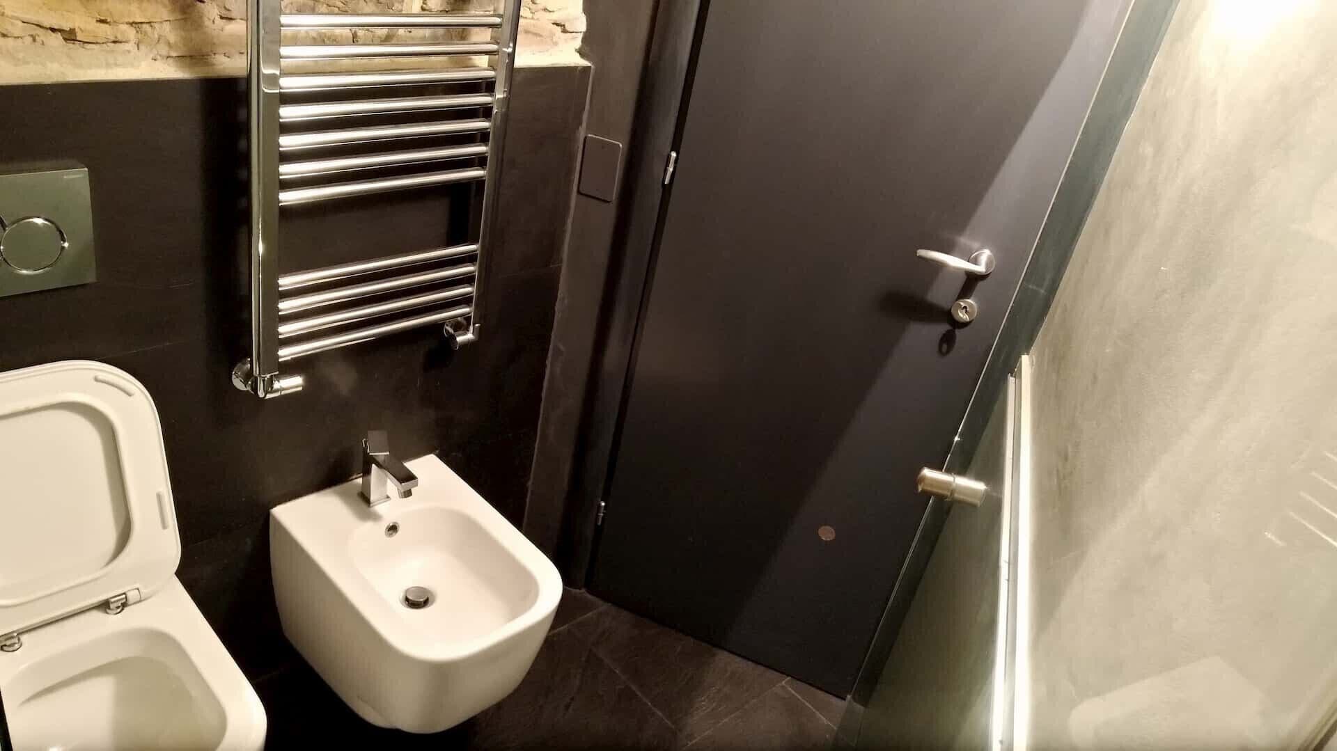 Dusj, hårføner og håndklær