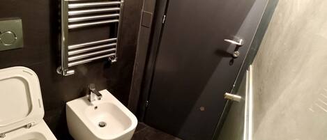 Dusj, hårføner og håndklær