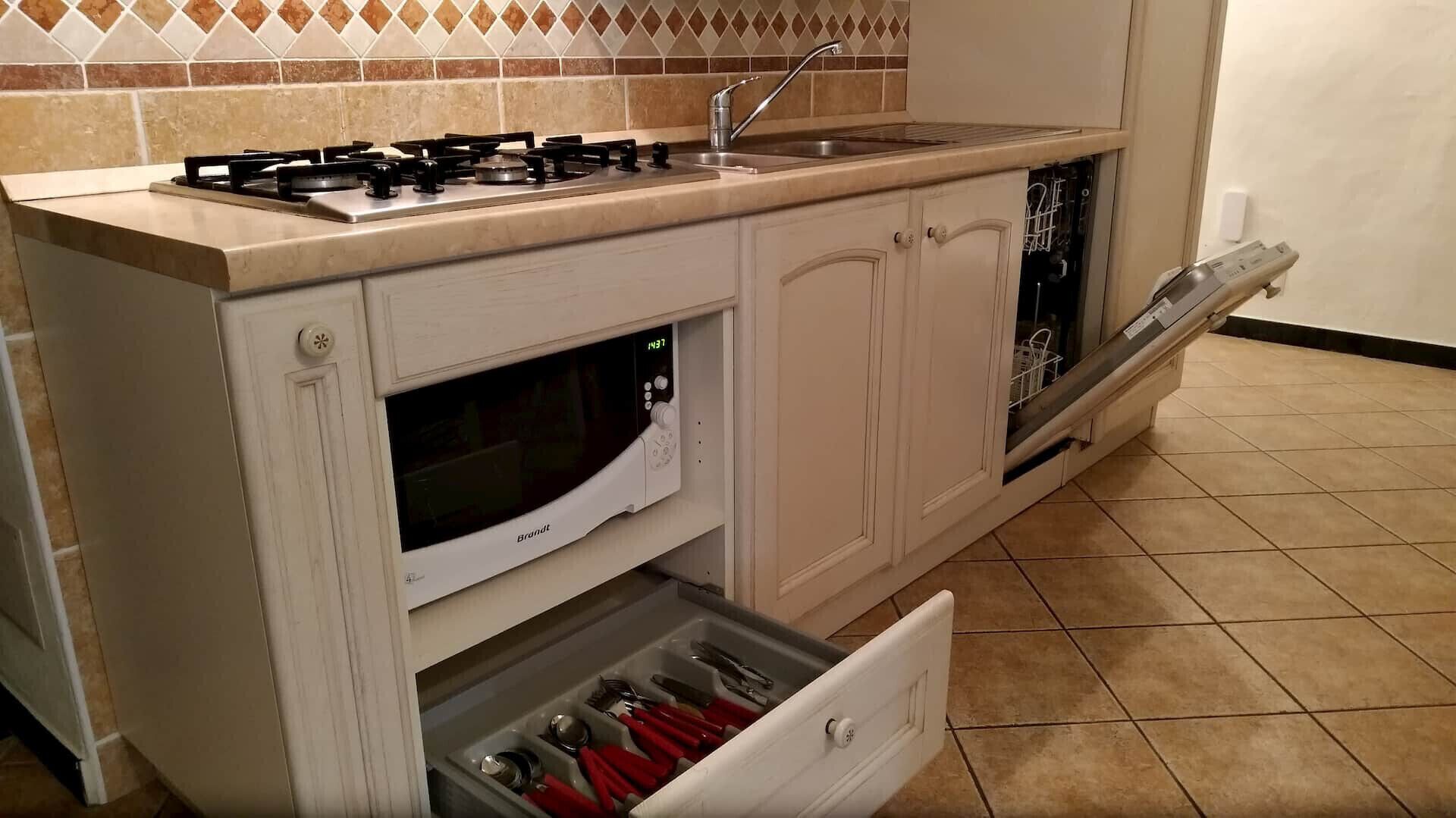 Kühlschrank, Ofen, Geschirrspüler, Wasserkocher mit Kaffee-/Teezubehör