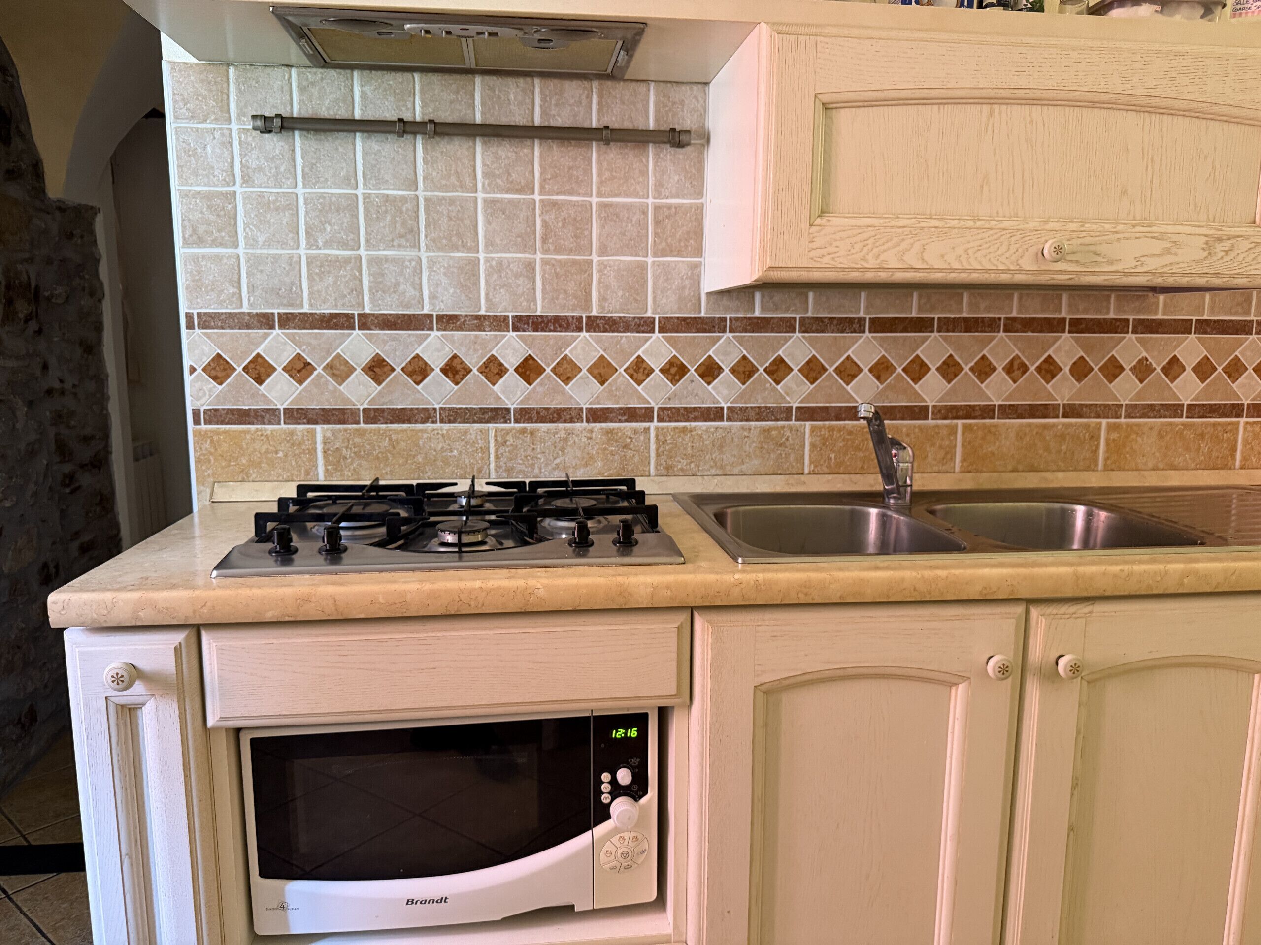 Wasserkocher mit Kaffee-/Teezubehör, Kühlschrank, Ofen, Geschirrspüler