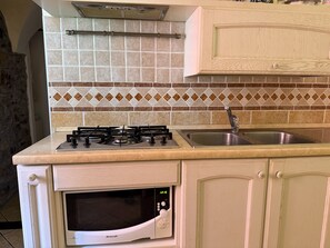 Frigorífic, forn, rentaplats i cafetera i tetera 
