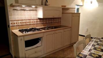 KĂŒhlschrank, Ofen, GeschirrspĂŒler, Wasserkocher mit Kaffee-/Teezubehör