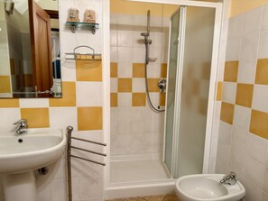 Dusche, Haartrockner, Handtücher