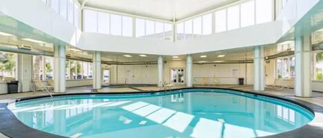 Alberca techada y alberca climatizada