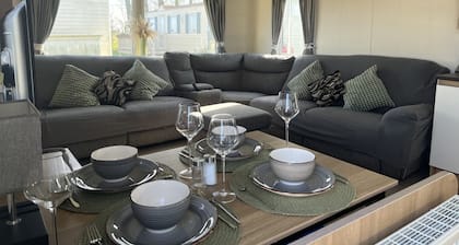 Cosy Caravan in a quiet corner of the site - with a beautiful sea view!