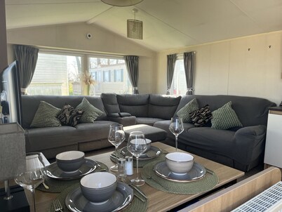 Cosy Caravan in a quiet corner of the site - with a beautiful sea view!