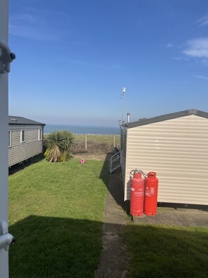 Property grounds - Cosy Caravan in a quiet corner of the site - with a beautiful sea view! (Minster on Sea)