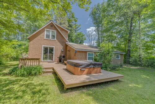 Private Hot Tub-Firepit-Walk to Town