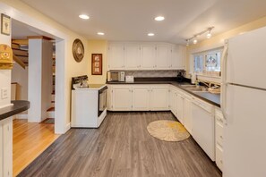 冷蔵庫、電子レンジ、オーブン、コンロ