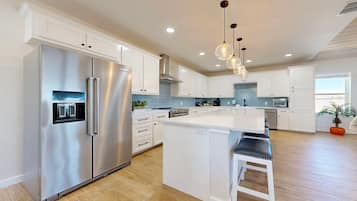 Jääkaappi, mikroaaltouuni, uuni, liesi