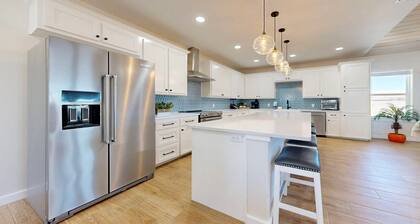 Private Heated Pool, Golf Cart Included, Close to the Beach
