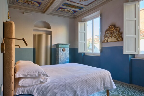 5 bedrooms, iron/ironing board, WiFi, bed sheets