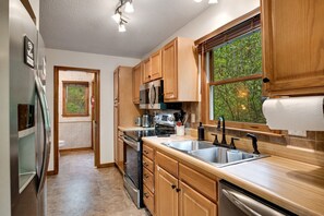 Een koelkast, een microgolfoven, een oven, een kookplaat