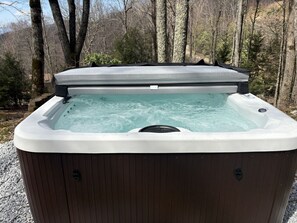 Outdoor spa tub - Elk Ridge Retreat -Hot Tub- Firepit-Fireplace (Maggie Valley)