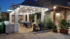 Outdoor dining - Villa Romolo with swimming pool 150 mt from the Caribbean beach of San Pietro (San Pietro In Bevagna)
