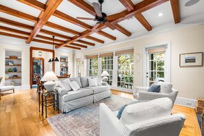 Tv, dvd-spelare och ett filmbibliotek