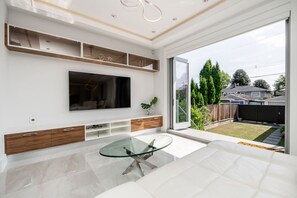 Room - Centrally-located Luxury Home With Views Cinema (Vancouver)