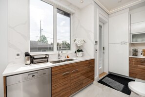 Room - Centrally-located Luxury Home With Views Cinema (Vancouver)