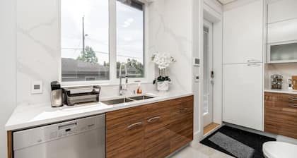 Centrally-located Luxury Home With Views Cinema