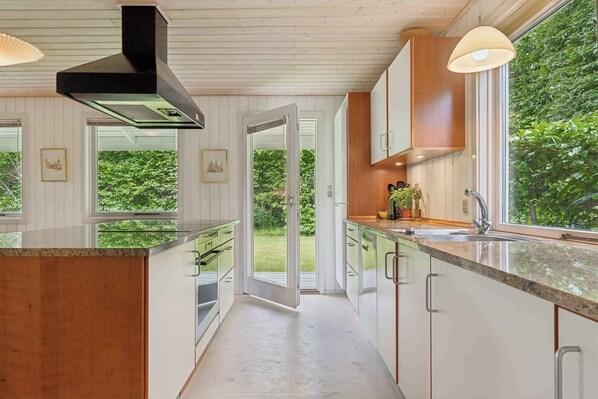 Een koelkast, een oven, een kookplaat, een vaatwasser