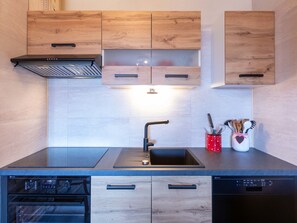 Fridge, oven, dishwasher, cookware/dishes/utensils