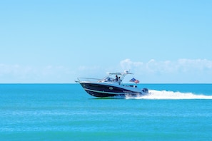 Un velero en un mar azul y despejado.
