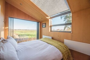 3 bedrooms, iron/ironing board, bed sheets