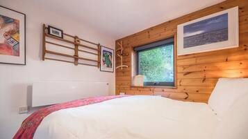 3 bedrooms, iron/ironing board, bed sheets