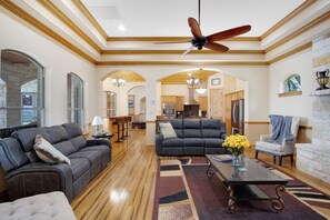 TV connectée, cheminée, écrans d'ordinateur