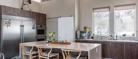 Réfrigérateur, four à micro-ondes, un four, surface de cuisson