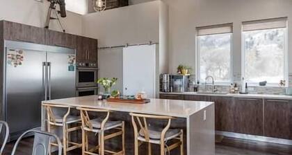 Zen Mountain Home, 4 Bedrooms, 3.5 bath, Hot Tub, Pet Friendly