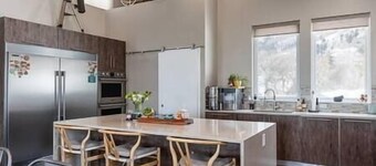 Zen Mountain Home, 4 Bedrooms, 3.5 bath, Hot Tub, Pet Friendly
